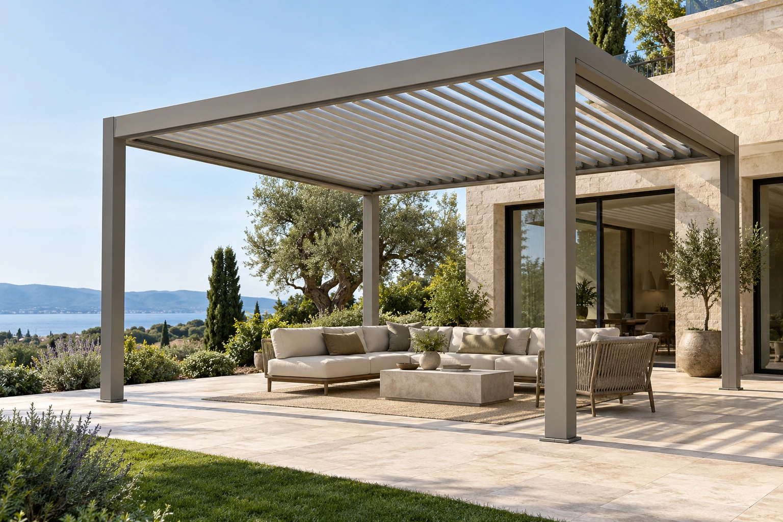 Bioklimatik Pergola ile tasarlanmış dış yaşam alanı